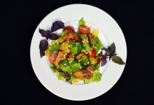 Photo of Салат с куриной грудкой и персиками